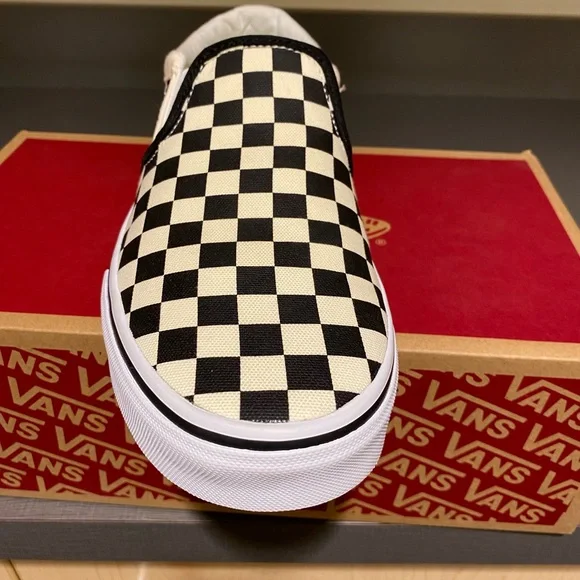 Men’s 9 black and white checkered Vans. - Picture 9 of 11
